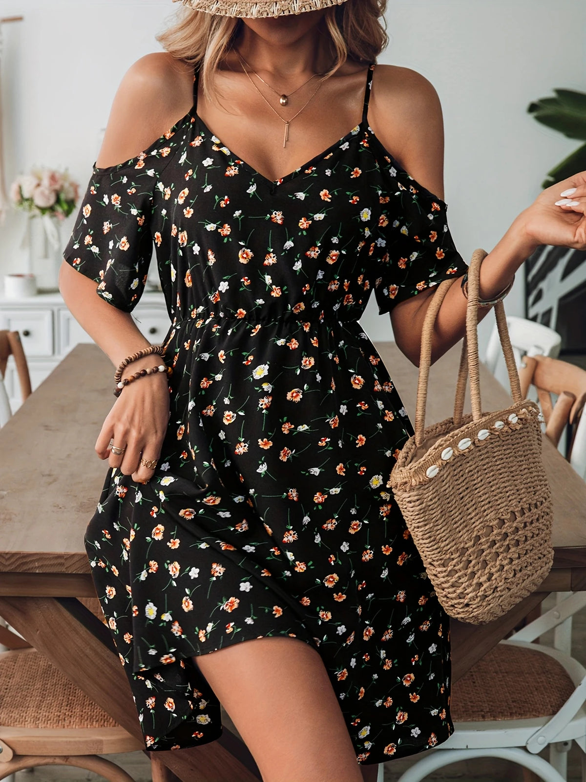 Schwarzes Schulterfrei Blumenkleid Farbige Einzelheiten für Sommer
