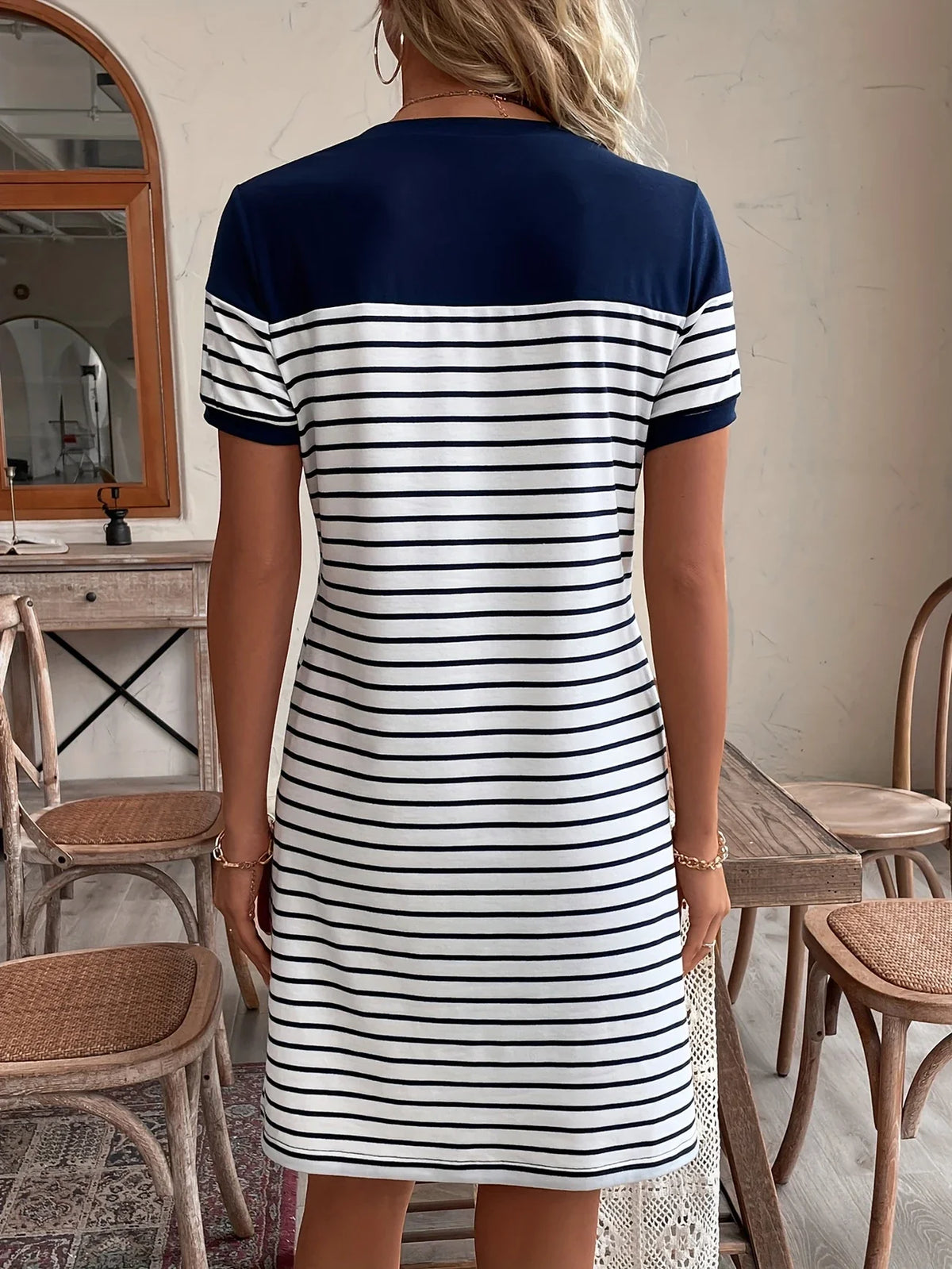 Free Gestreiftes Sommerkleid Dunkelblau Herz Abzeichen Detail