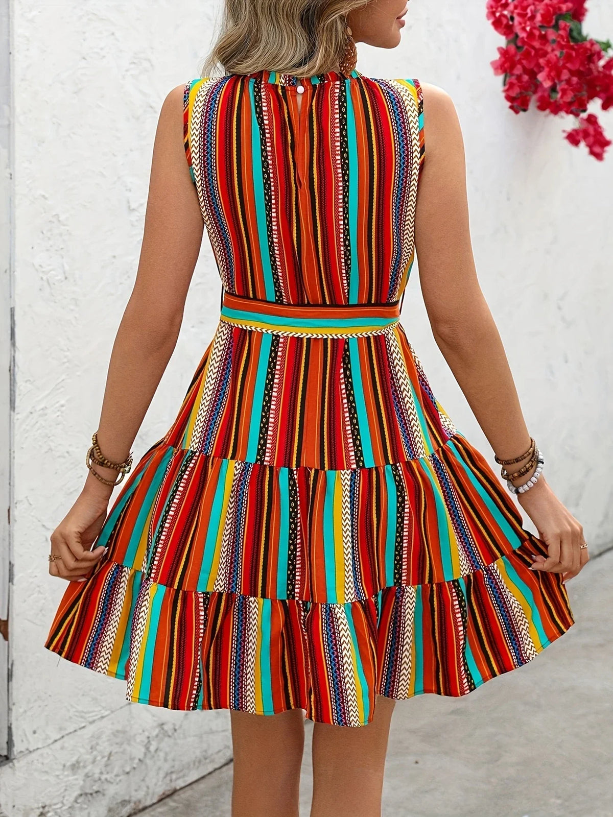 Gratis Regenbogen gestreiftes Sommerkleid ärmellos Rüschen A-Linie