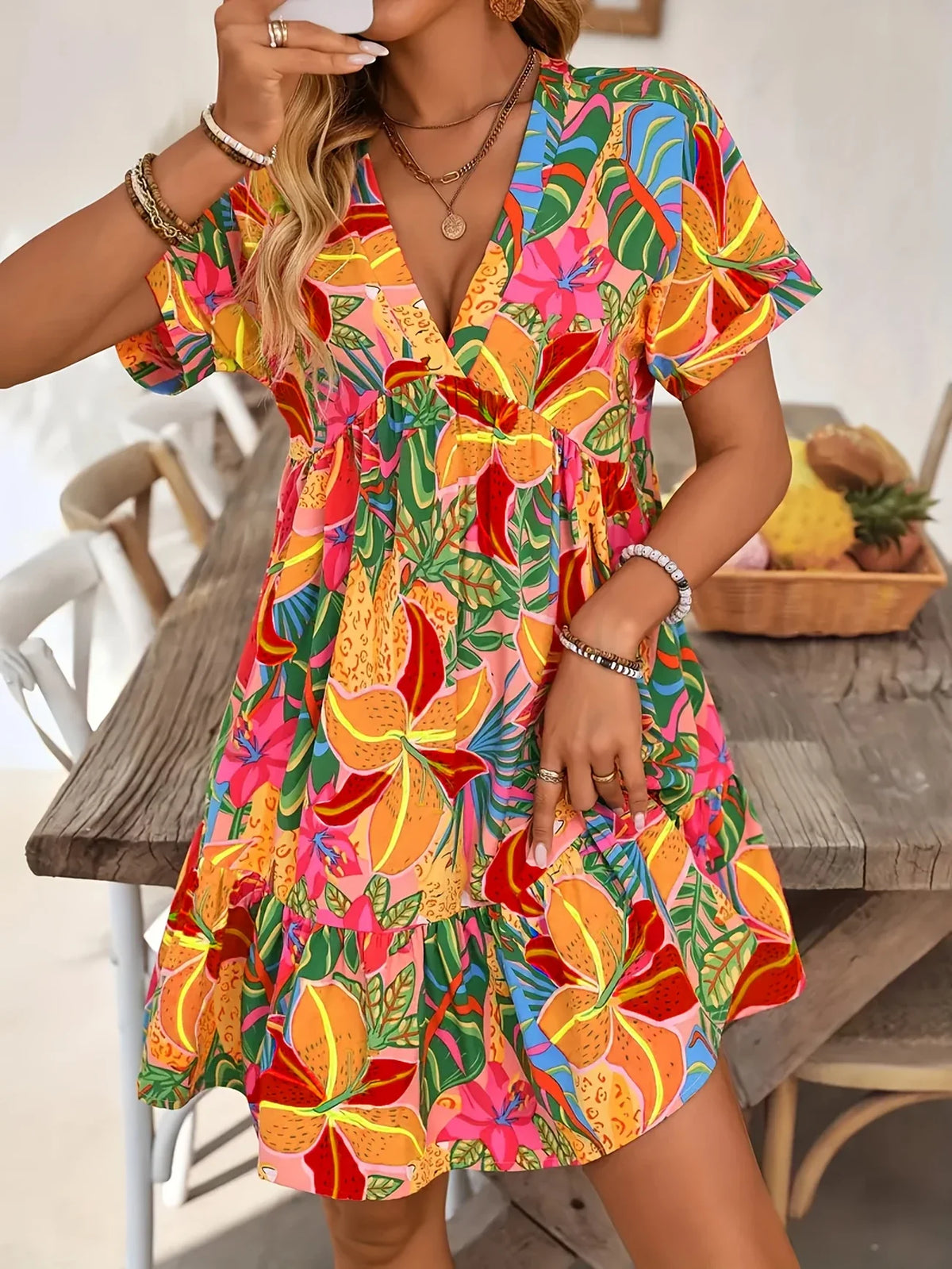 Orangefarbenes Sommerkleid mit Blumenmuster - V-Ausschnitt, A-Linie, Rüschen und kurze Ärmel
