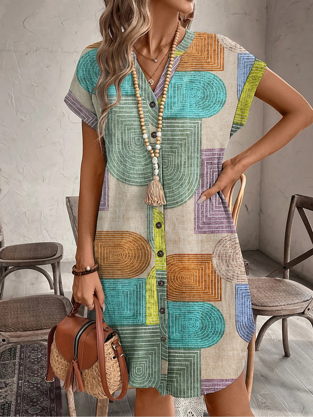 V-Ausschnitt Kleid mit Knöpfen und geometrischem Muster figurbetontes Midi-Kleid