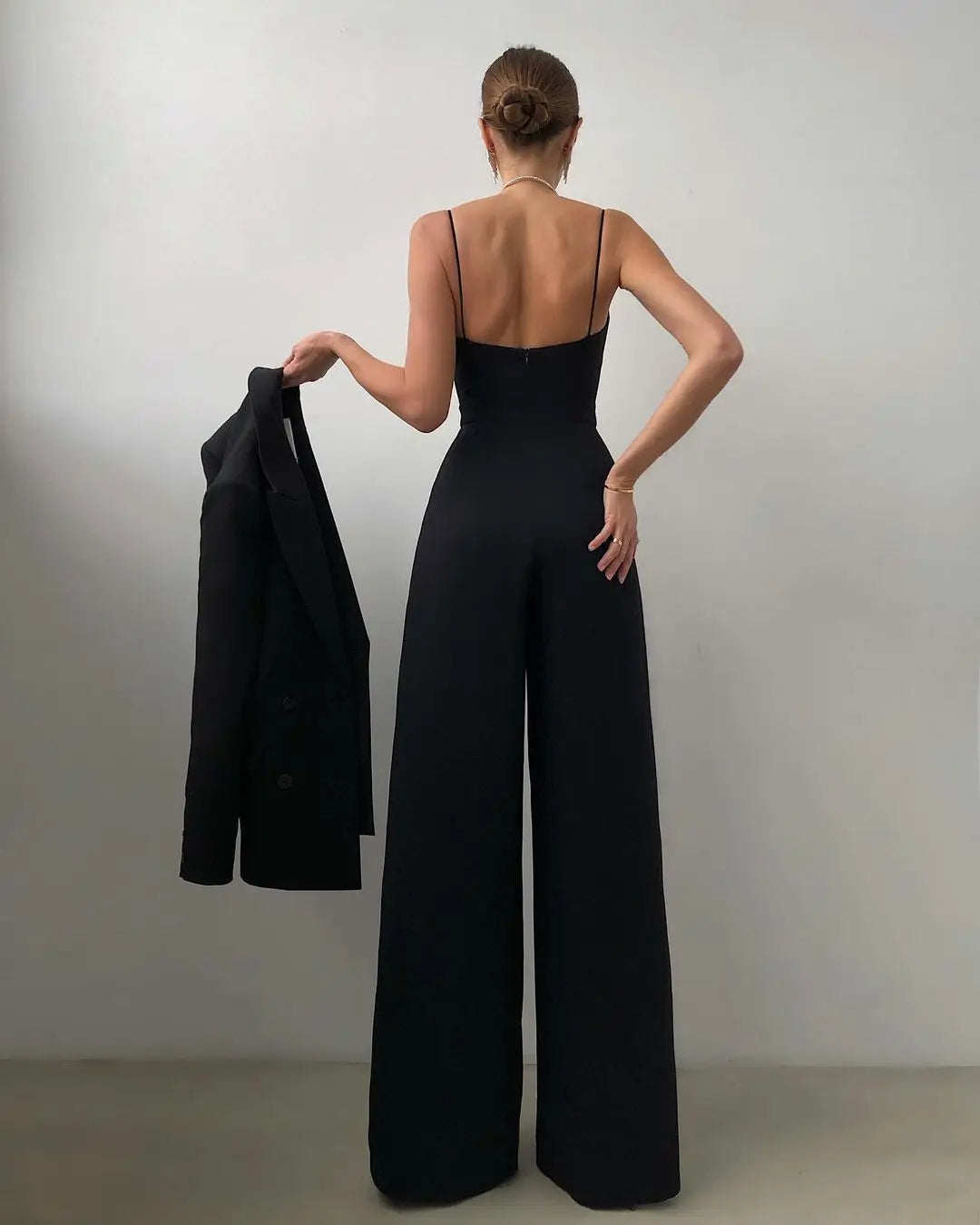 Ärmelloser Jumpsuit mit hoher Taille und weiten Beinen