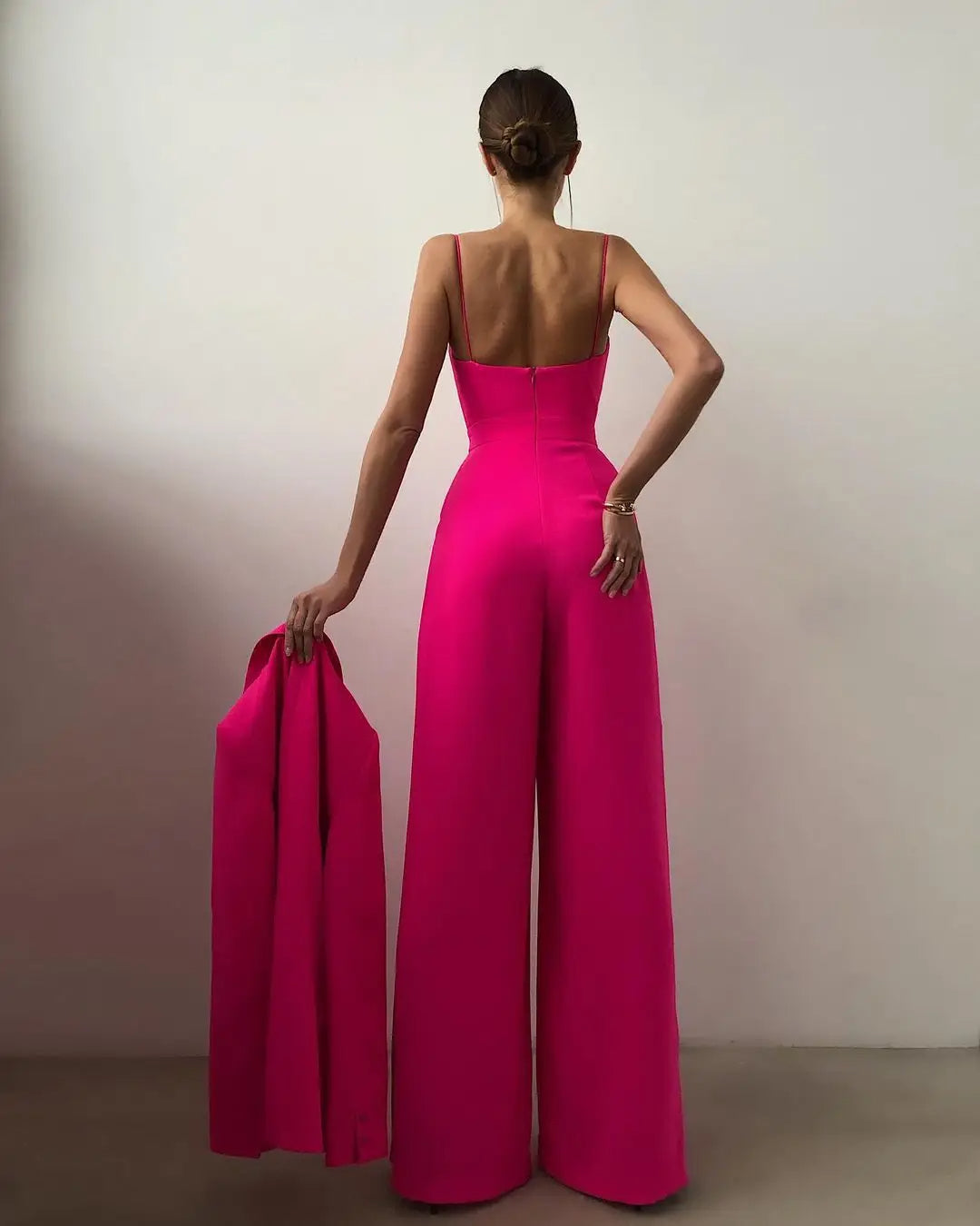 Ärmelloser Jumpsuit mit hoher Taille und weiten Beinen