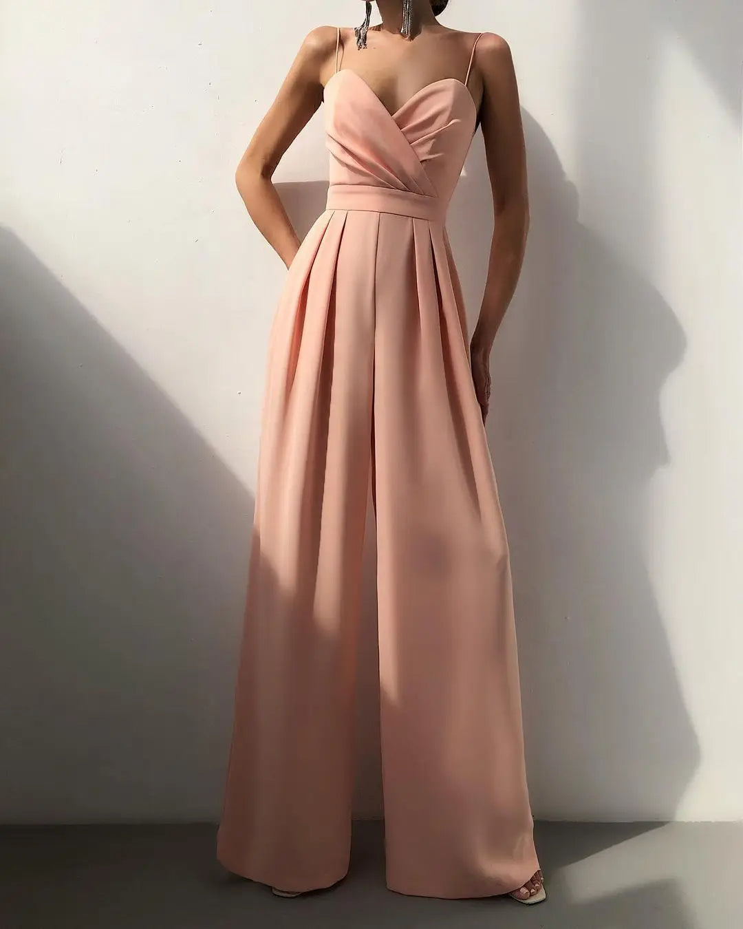 Ärmelloser Jumpsuit mit hoher Taille und weiten Beinen