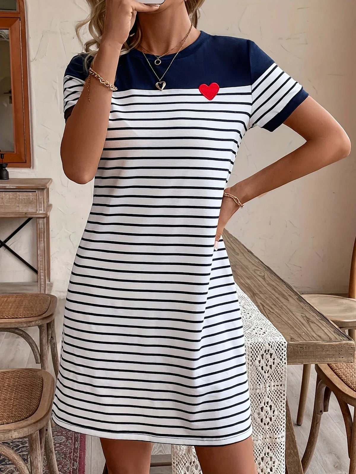 Free Gestreiftes Sommerkleid Dunkelblau Herz Abzeichen Detail