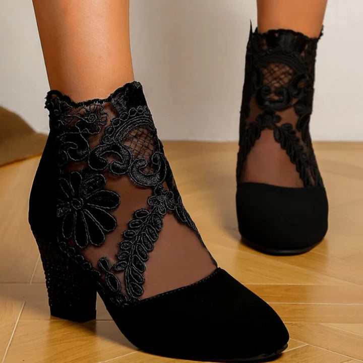 Bestickte High Heels mit Spitzen-Design