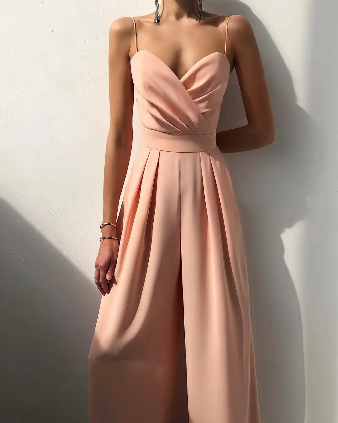 Ärmelloser Jumpsuit mit hoher Taille und weiten Beinen