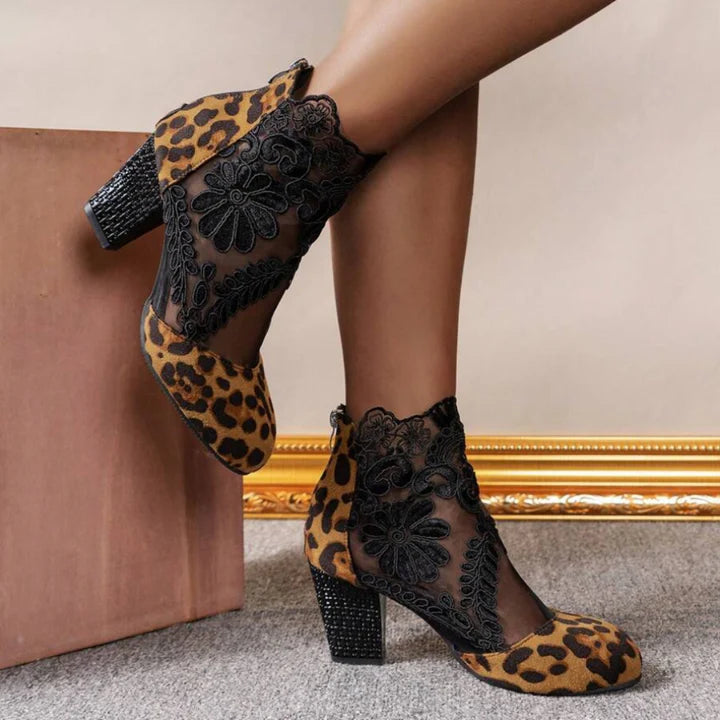 Bestickte High Heels mit Spitzen-Design