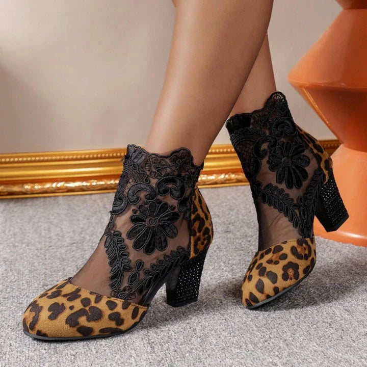 Bestickte High Heels mit Spitzen-Design
