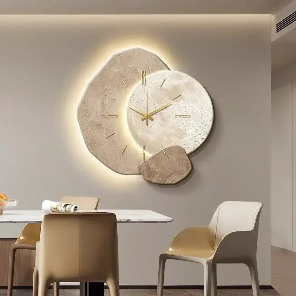 Moderne minimalistische Wanduhr mit Licht