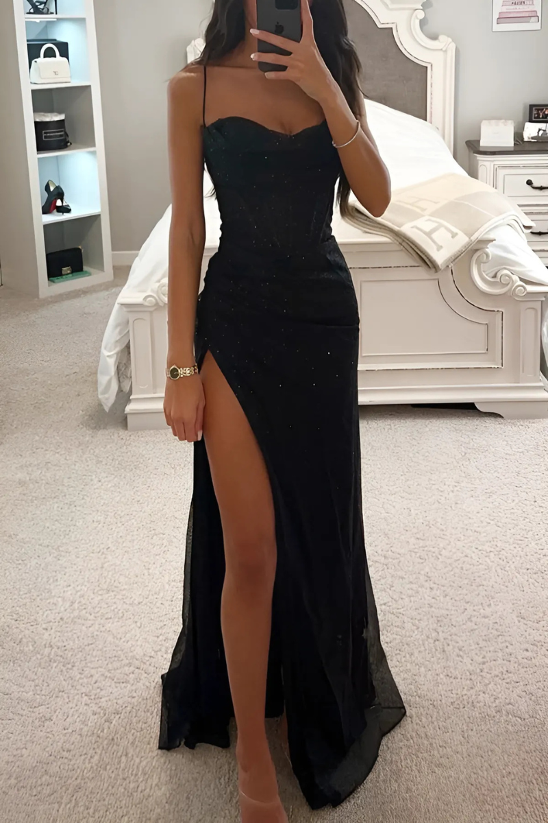 Bodenlanges Abendkleid mit Spaghettiträgern und hohem Schlitz