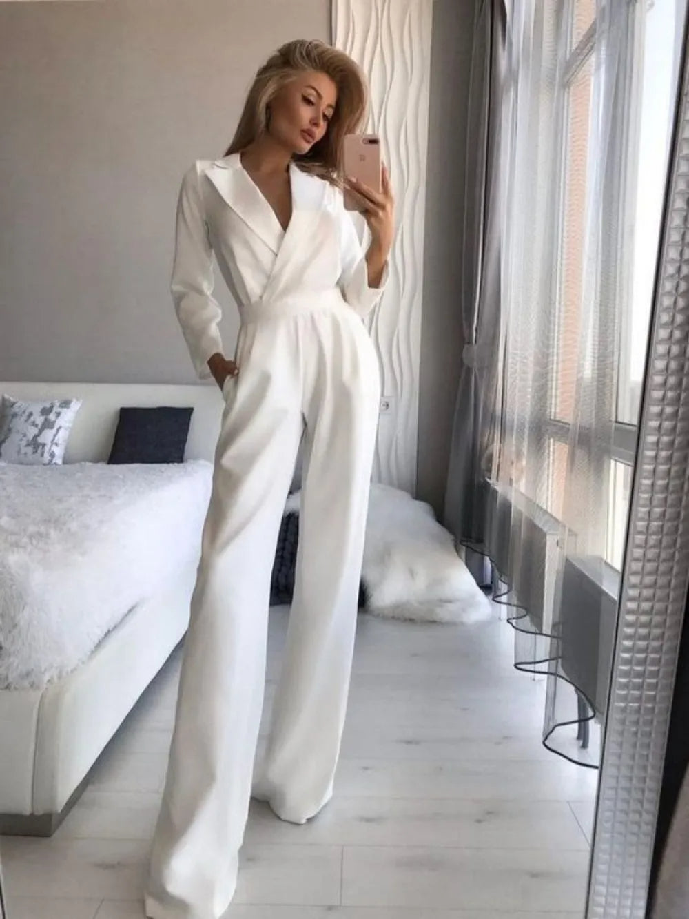 Eleganter V-Ausschnitt-Jumpsuit mit weitem Bein