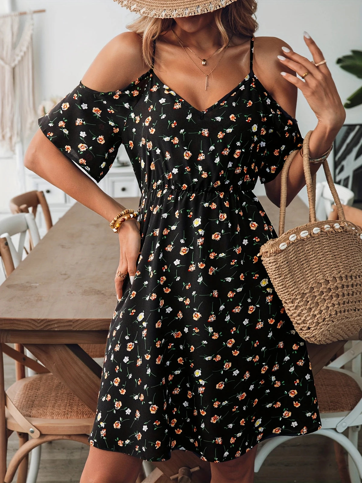 Schwarzes Schulterfrei Blumenkleid Farbige Einzelheiten für Sommer