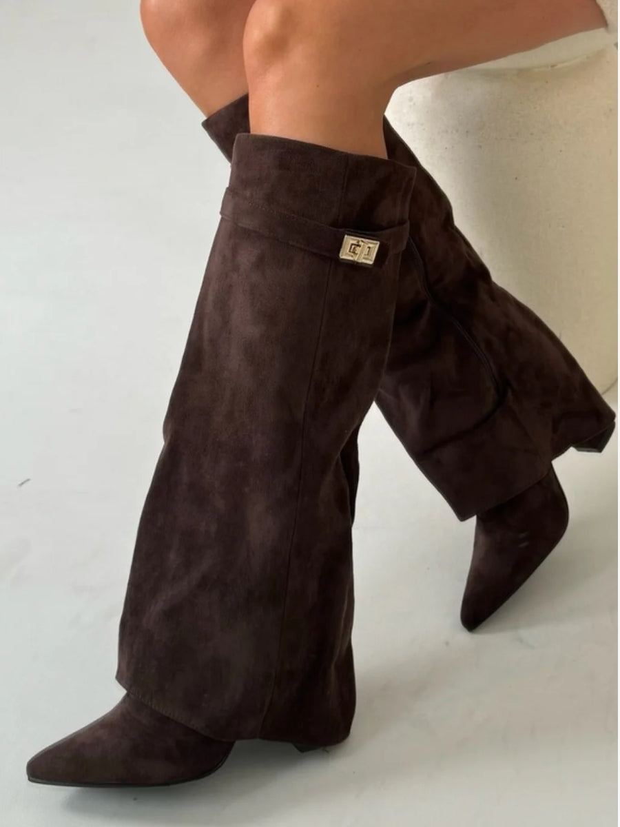 Kniehohe Suède-Stiefel mit Absatz