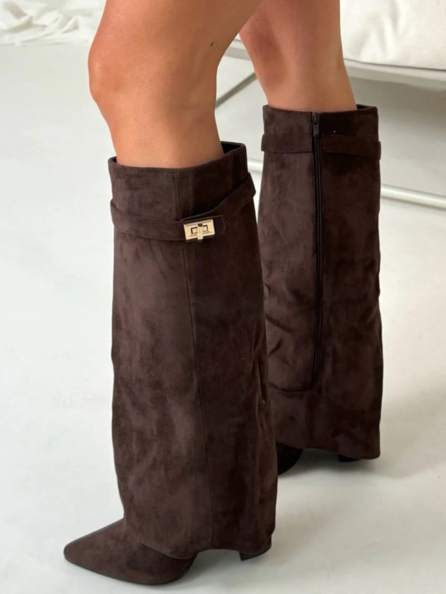 Kniehohe Suède-Stiefel mit Absatz