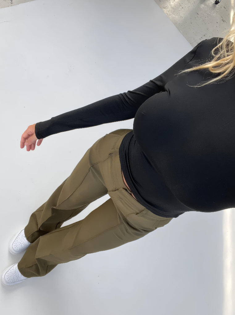 Damenhose mit hoher Taille und weitem Bein