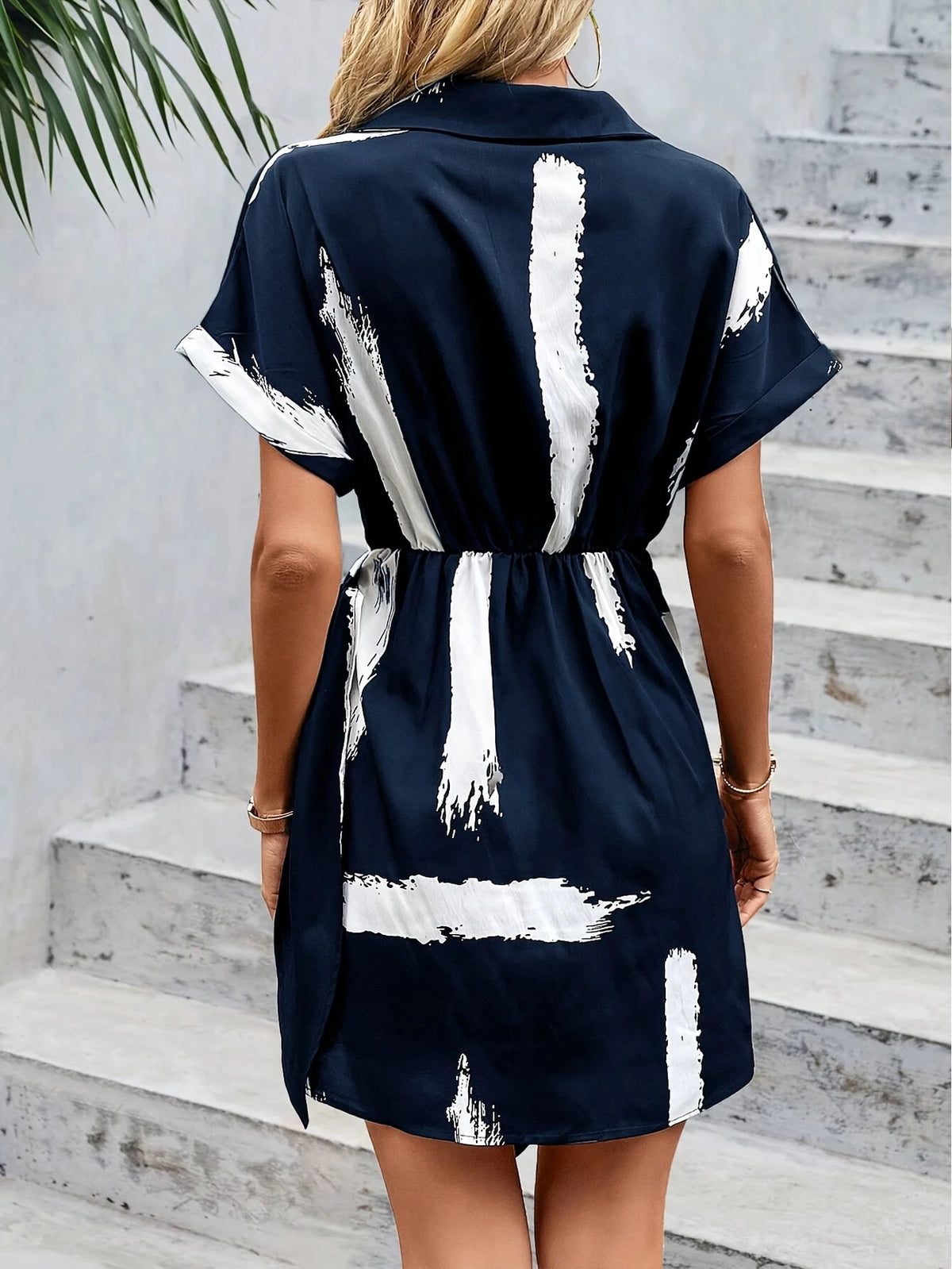 Elegantes Damen Sommerkleid – V-Ausschnitt, Kurzarm, Brushstroke-Print, Leicht, Polyester