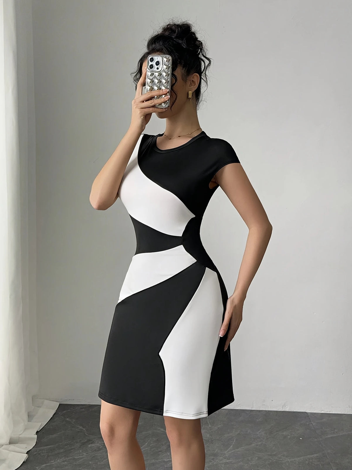 Farbblock-Kleid – Kurzarm, Rundhals, lang, elegant, modern, figurbetont, Freizeit- und Abendmode, vielseitig