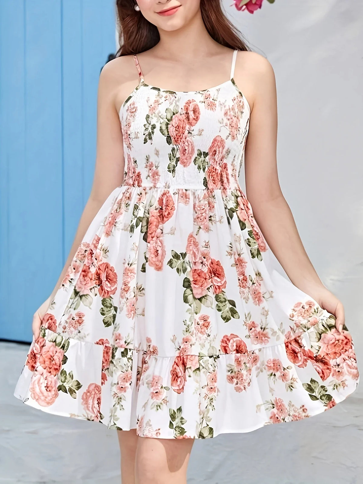 Luftiges Sommerkleid mit Blumenmuster - Schmeichelhafter Schnitt, Rüschen, offener Rücken & feminine Passform