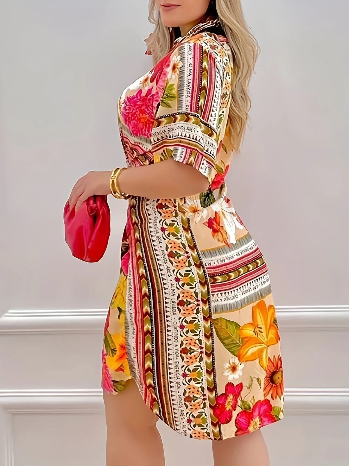 Fröhliches Minikleid mit Blumendruck - kurze Ärmel, elegante Bodycon-Passform, atmungsaktives Polyester, lässig