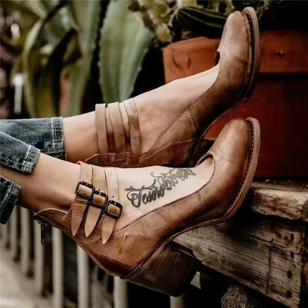 Pumps im Vintage-Stil mit Fesselriemchen und klobigem Absatz