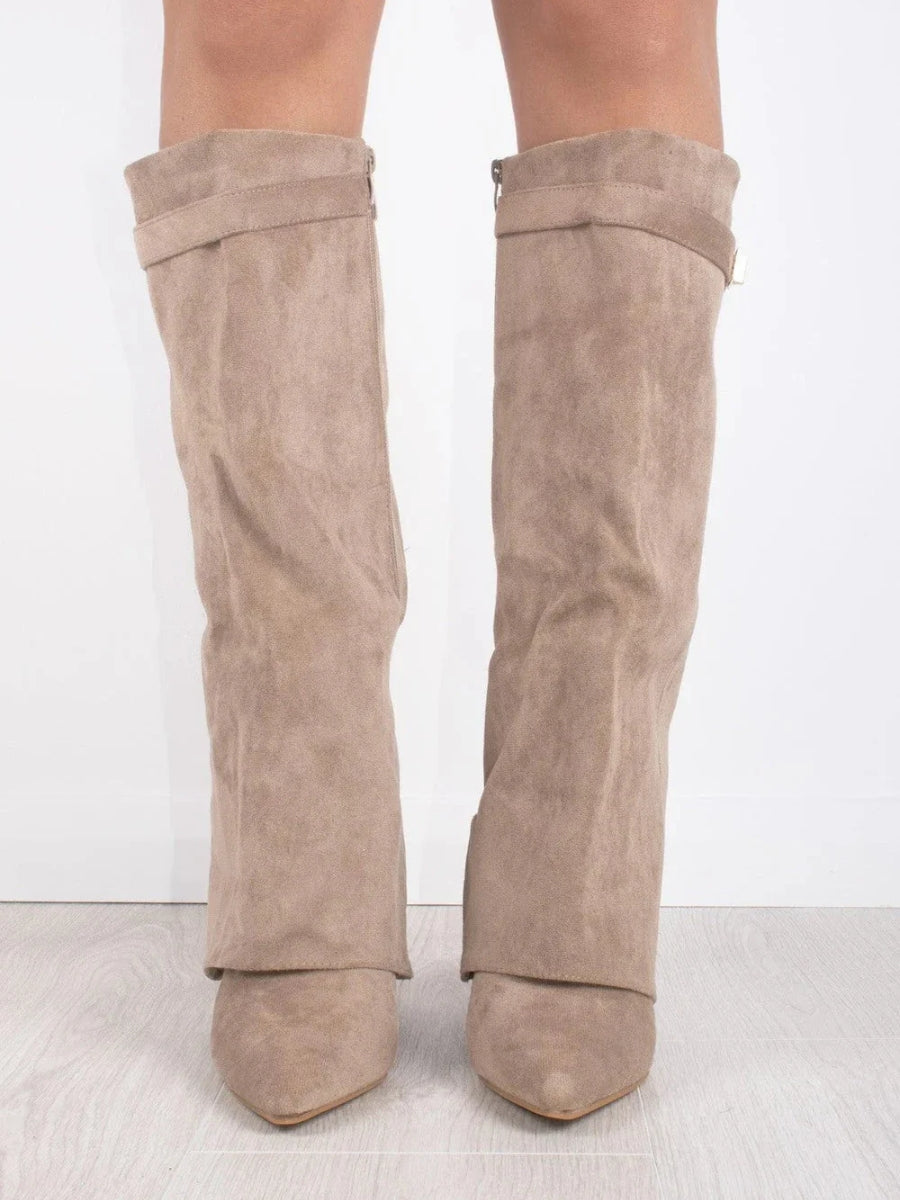 Kniehohe Suède-Stiefel mit Absatz