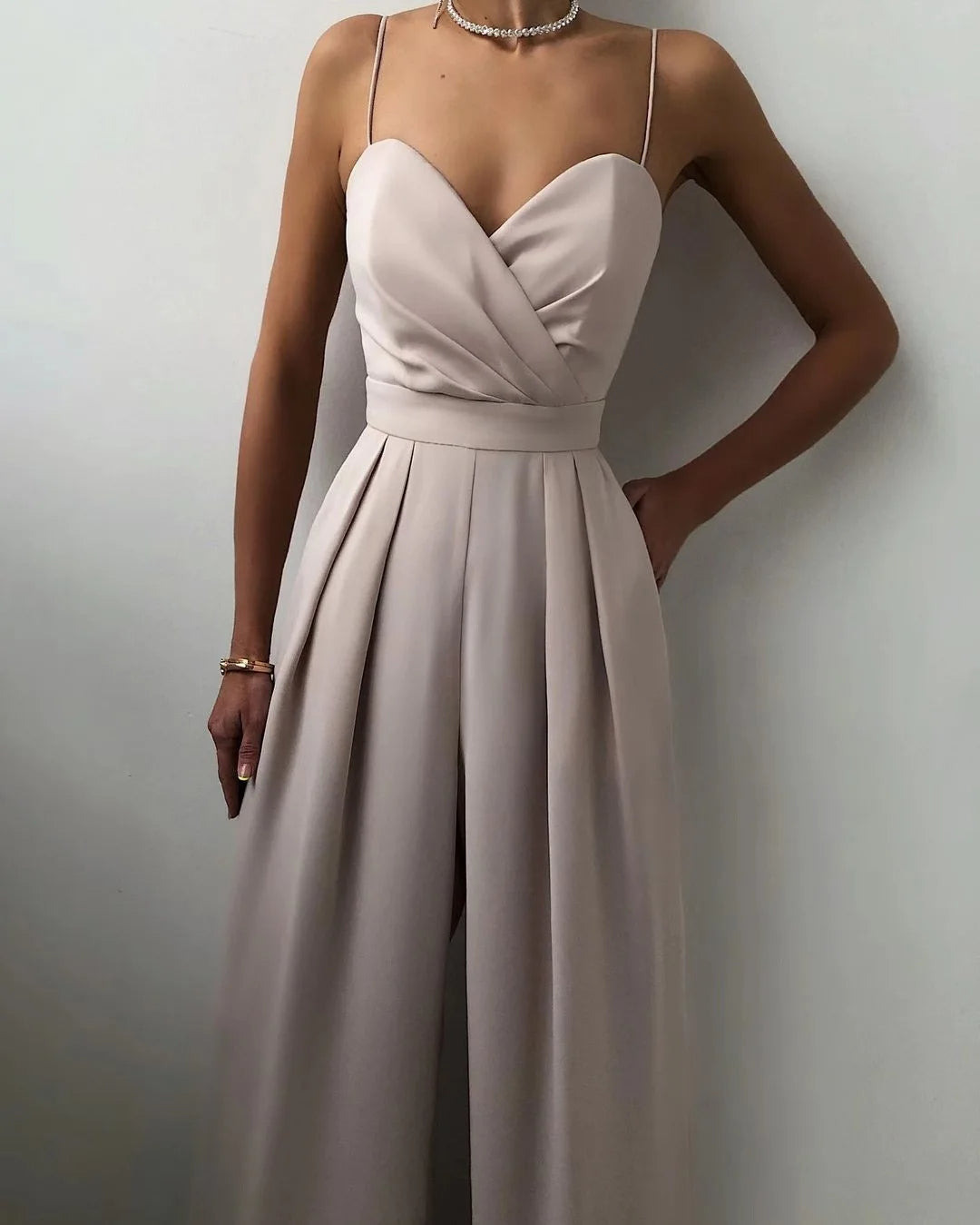 Ärmelloser Jumpsuit mit hoher Taille und weiten Beinen