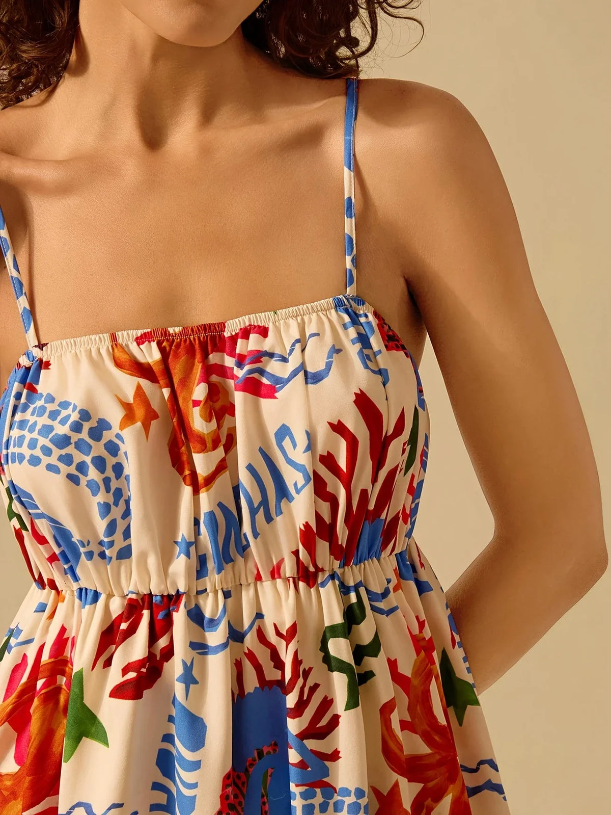 Trendiges tailliertes Minikleid für Frauen - Spaghetti-Träger, schmale Passform, elegant & bequem