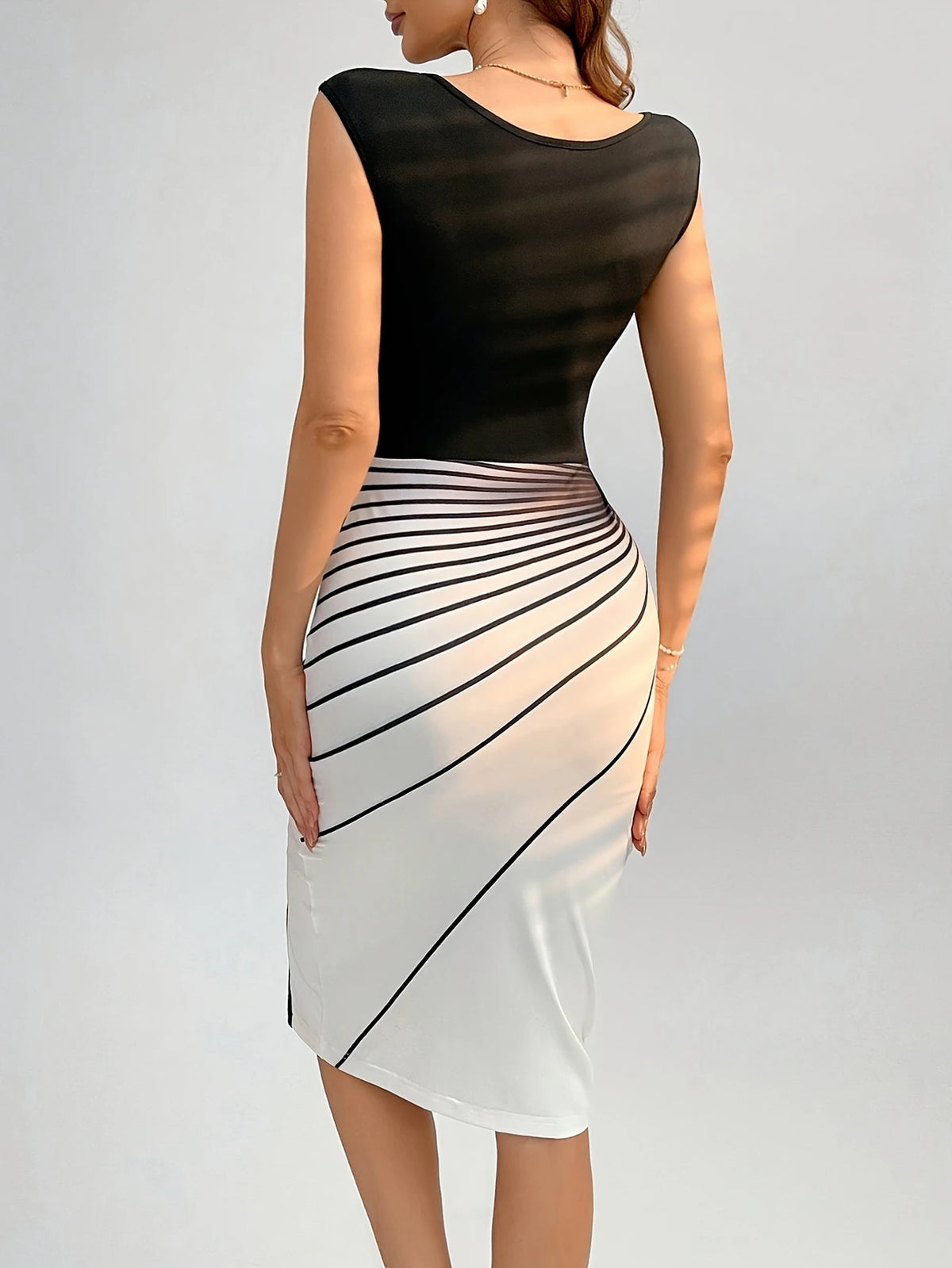 Ärmelloses Kleid – Quadratischer Ausschnitt, Schwarz-Weiß, geometrisches Colorblock-Design, elegantes
