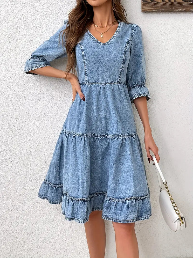 Sommerliches Denim-Kleid mit V-Ausschnitt - Elegante Rüschen und luftiger Stoff für warmes Wetter