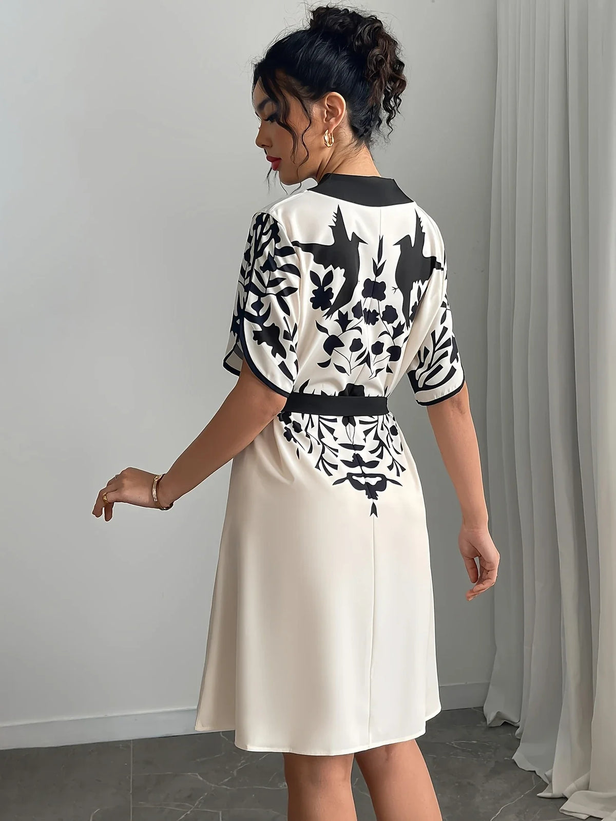 Geometrisches Print Kleid - V-Ausschnitt, kurze Ärmel & Taillengürtel, stilvoll & bequem für den Sommer