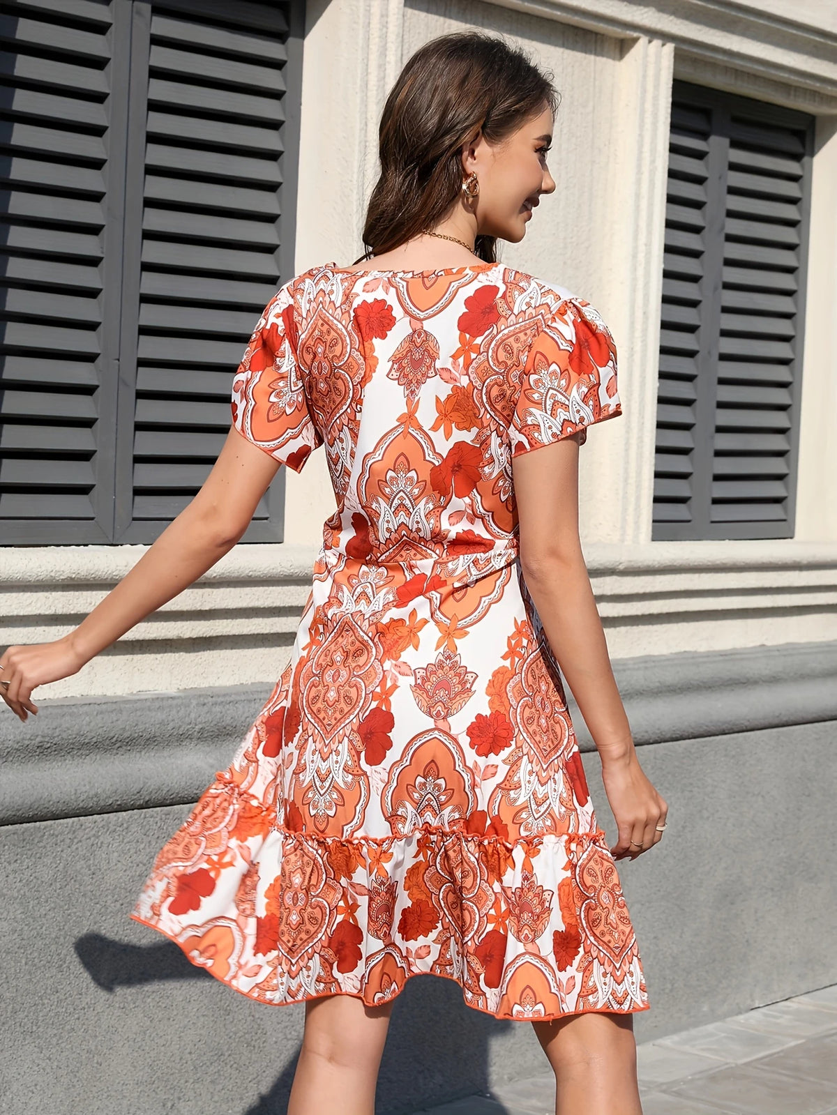 Sommerkleid mit Blumenmuster – Kurzarm, V-Ausschnitt, A-Linie, Gürtel, Leicht & Luftig für Urlaub und Freizeit