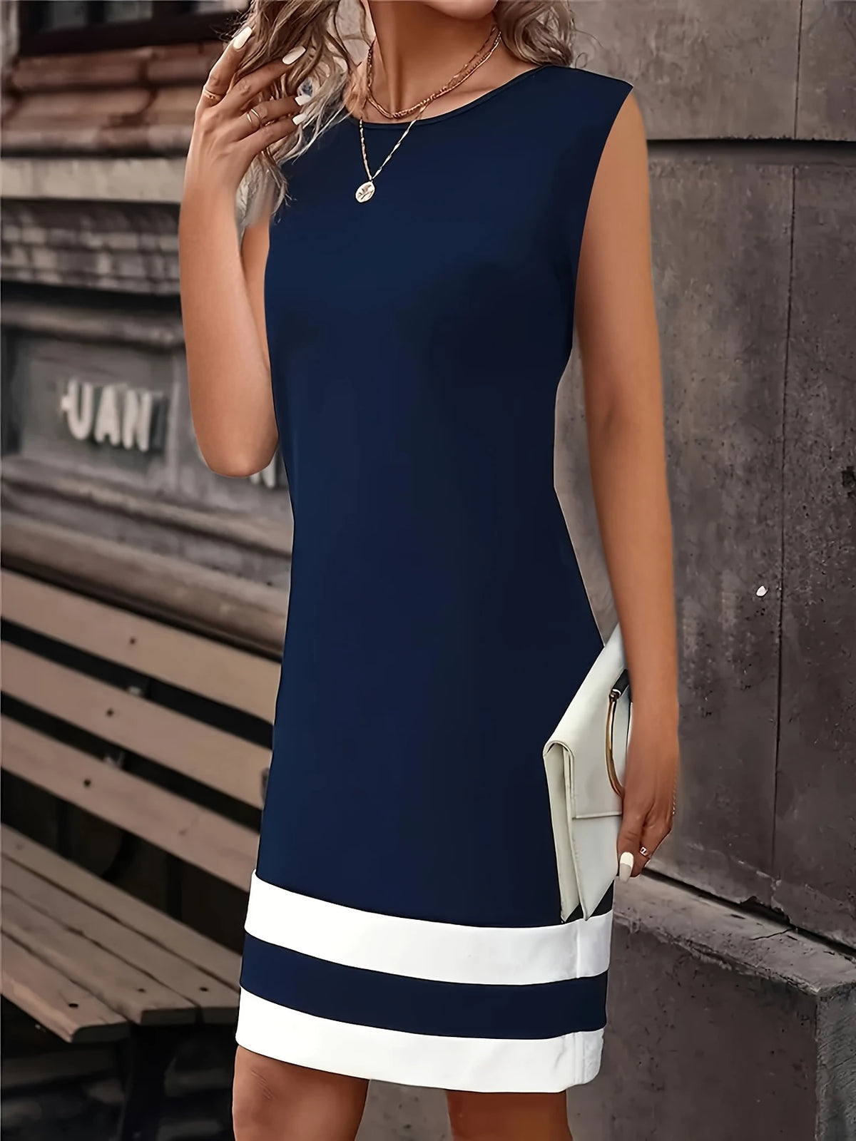 Blaues ärmelloses Strickkleid mit weißen Streifen und Rüschenausschnitt