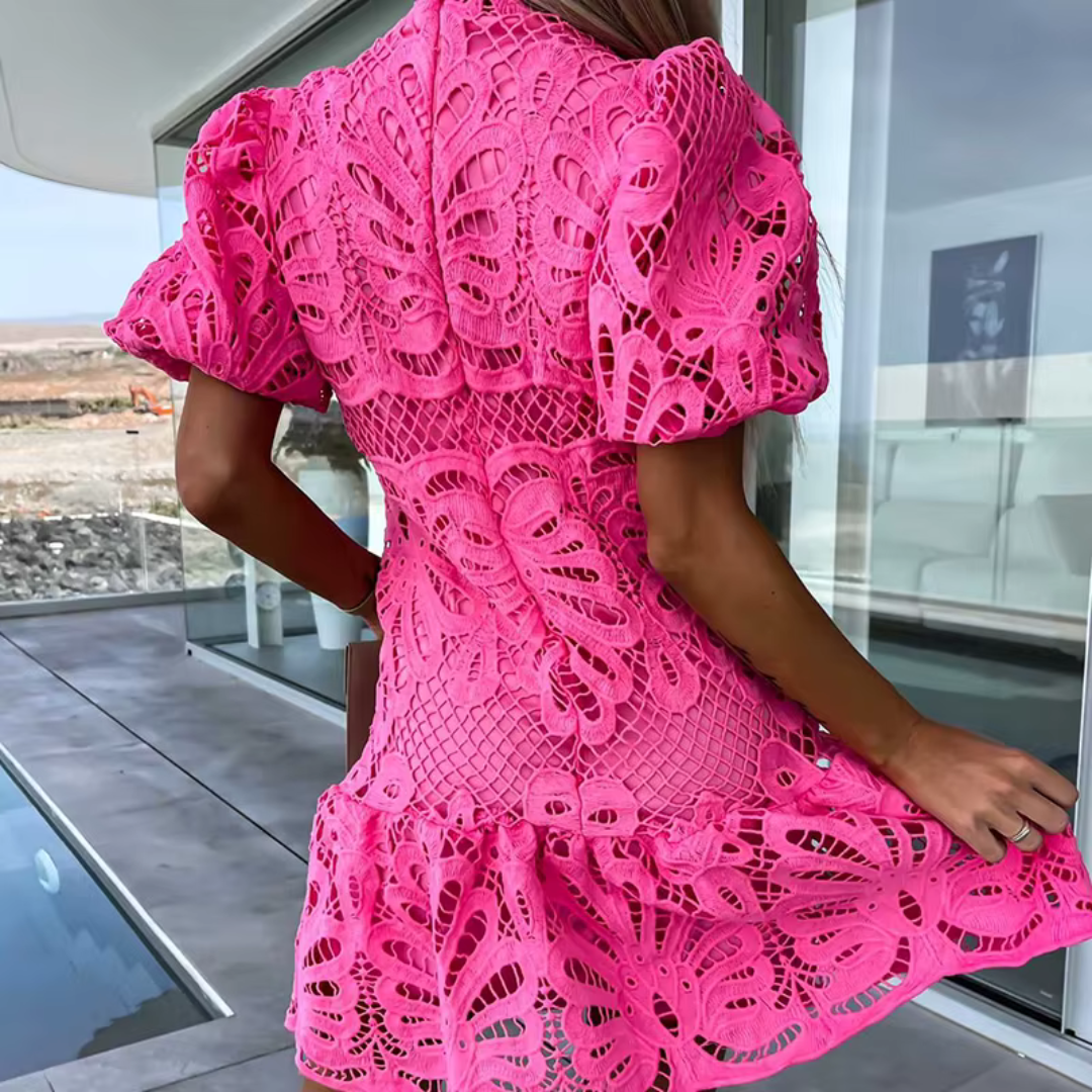 Elegantes Mini-Partykleid mit Rüschen und Cut-Out-Detail