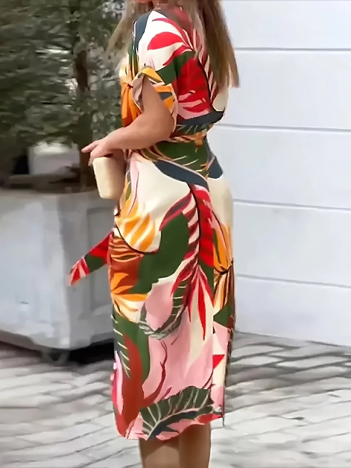 Tropisches Wickelkleid für Frauen - V-Ausschnitt, kurze Ärmel, luftiges Sommerkleid mit Druck für Strand & Urlaub