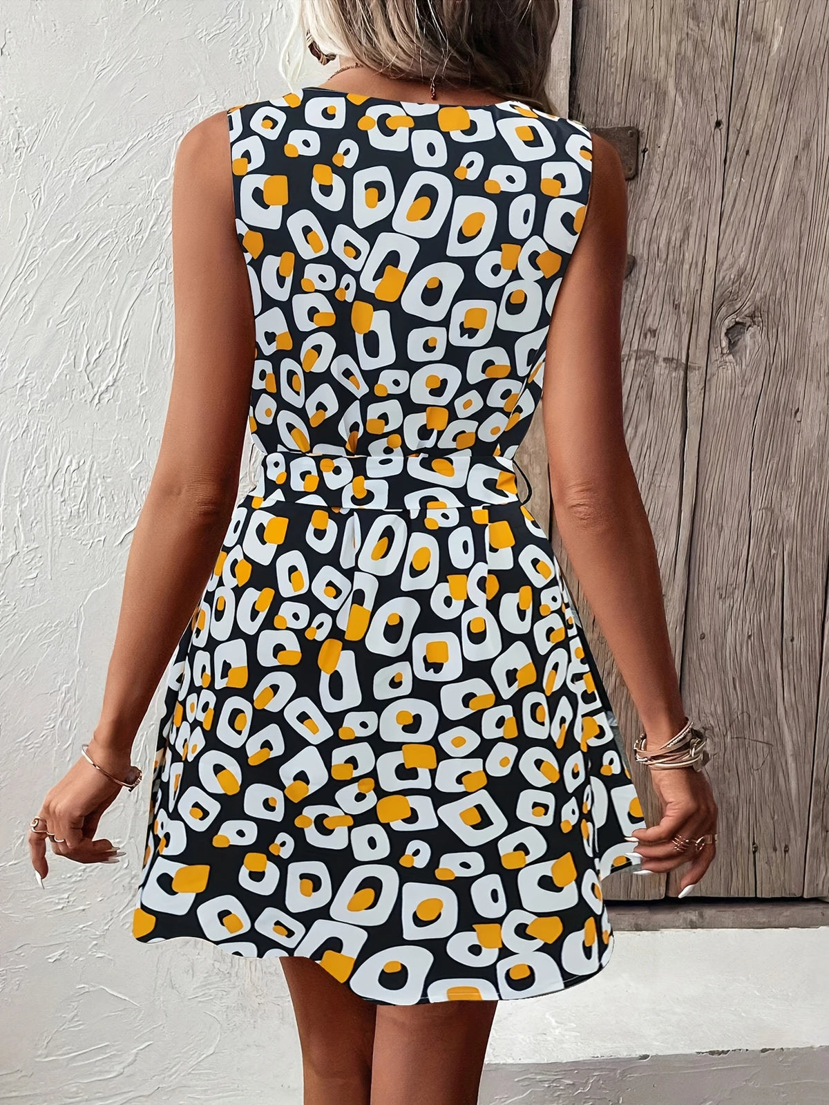 Damen-Minikleid mit Geometrischem Print – Ärmelos, V-Ausschnitt und Flared Saum für Sommer