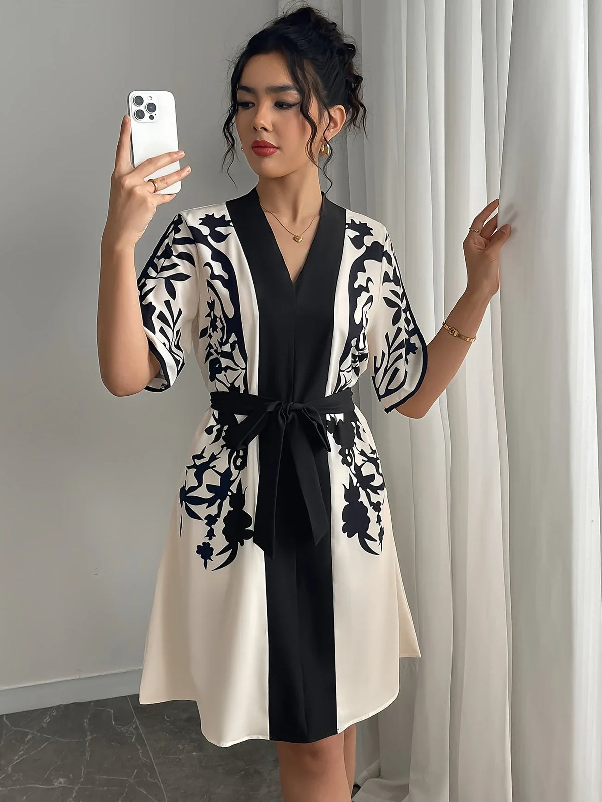 Geometrisches Print Kleid - V-Ausschnitt, kurze Ärmel & Taillengürtel, stilvoll & bequem für den Sommer