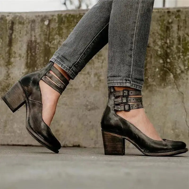 Vintage-Pumps mit Knöchelriemen und Blockabsatz