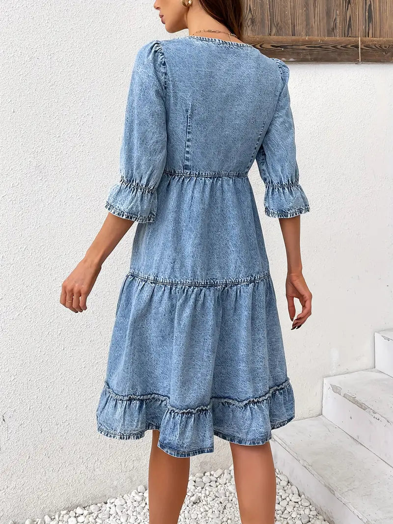 Sommerliches Denim-Kleid mit V-Ausschnitt - Elegante Rüschen und luftiger Stoff für warmes Wetter