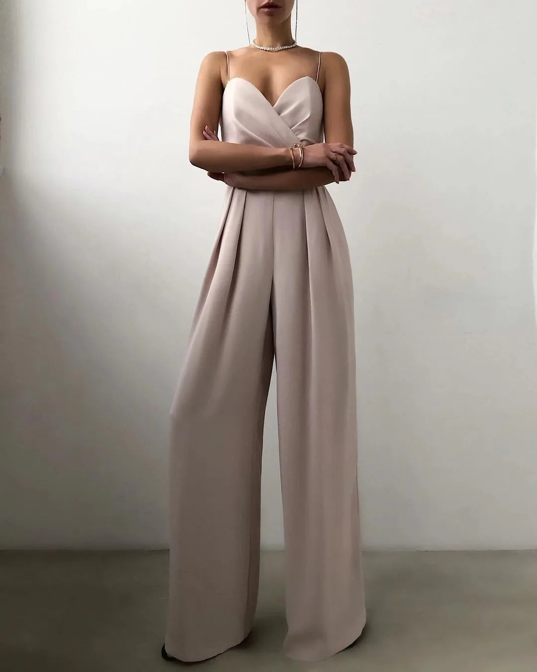 Ärmelloser Jumpsuit mit hoher Taille und weiten Beinen