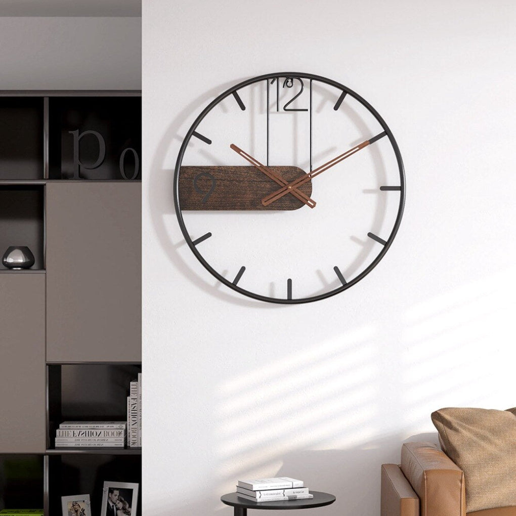 Moderne Wanduhr aus Stahl und Walnuss