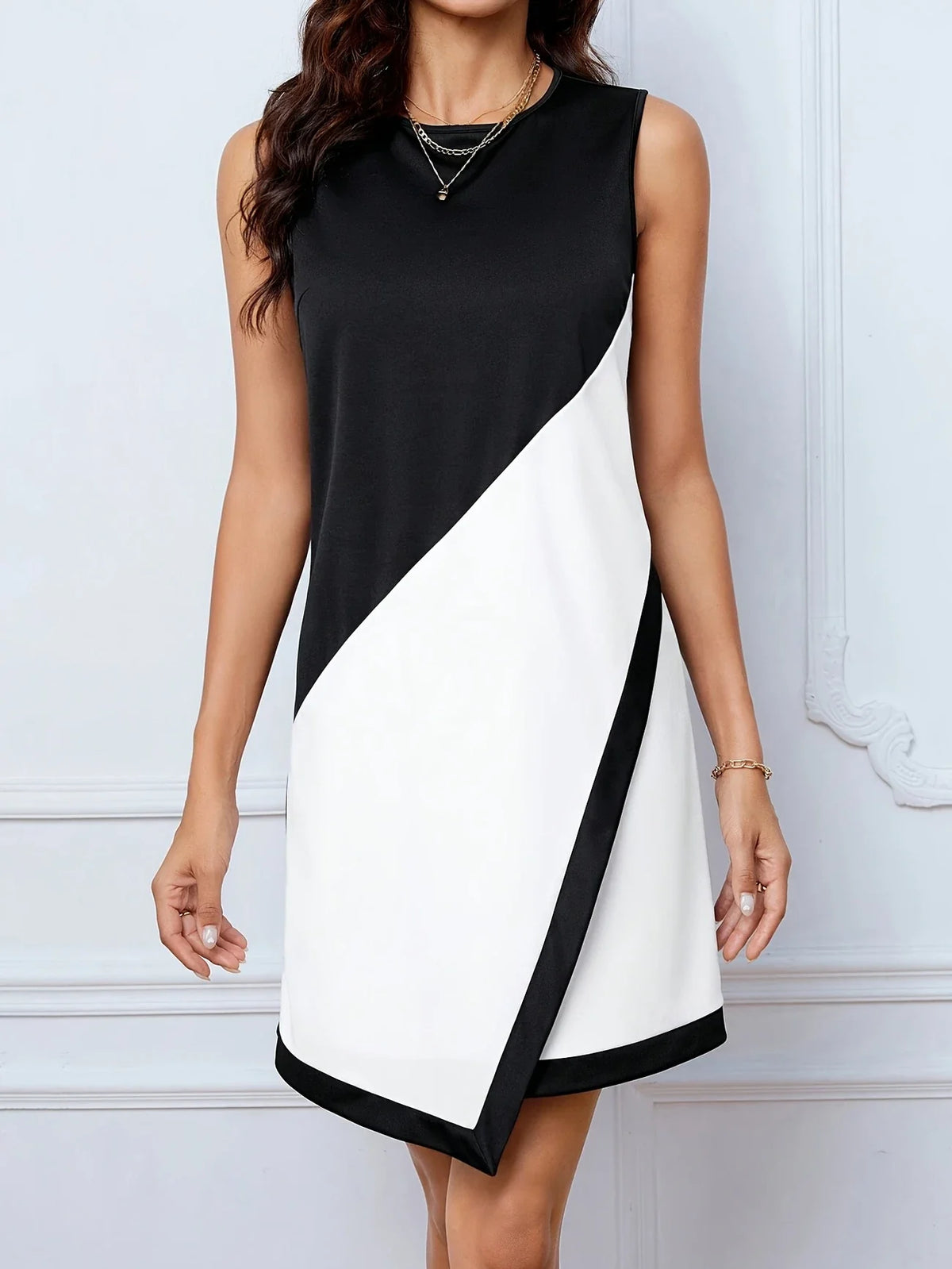 Schwarz-weißes Colourblock-Kleid - Elegantes Kreuzsaum-Design, trendig und stilvoll für jede Gelegenheit
