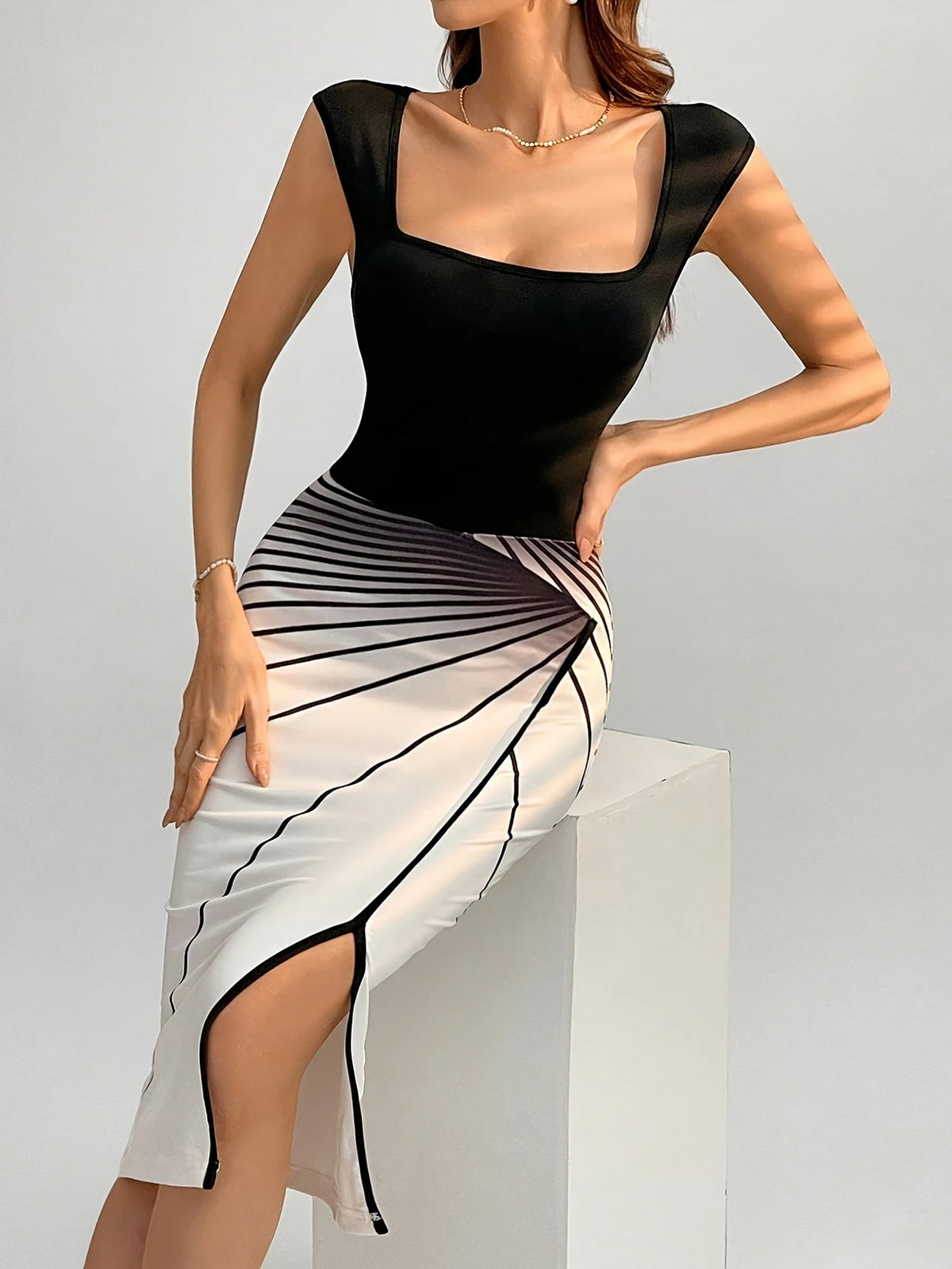 Ärmelloses Kleid – Quadratischer Ausschnitt, Schwarz-Weiß, geometrisches Colorblock-Design, elegantes