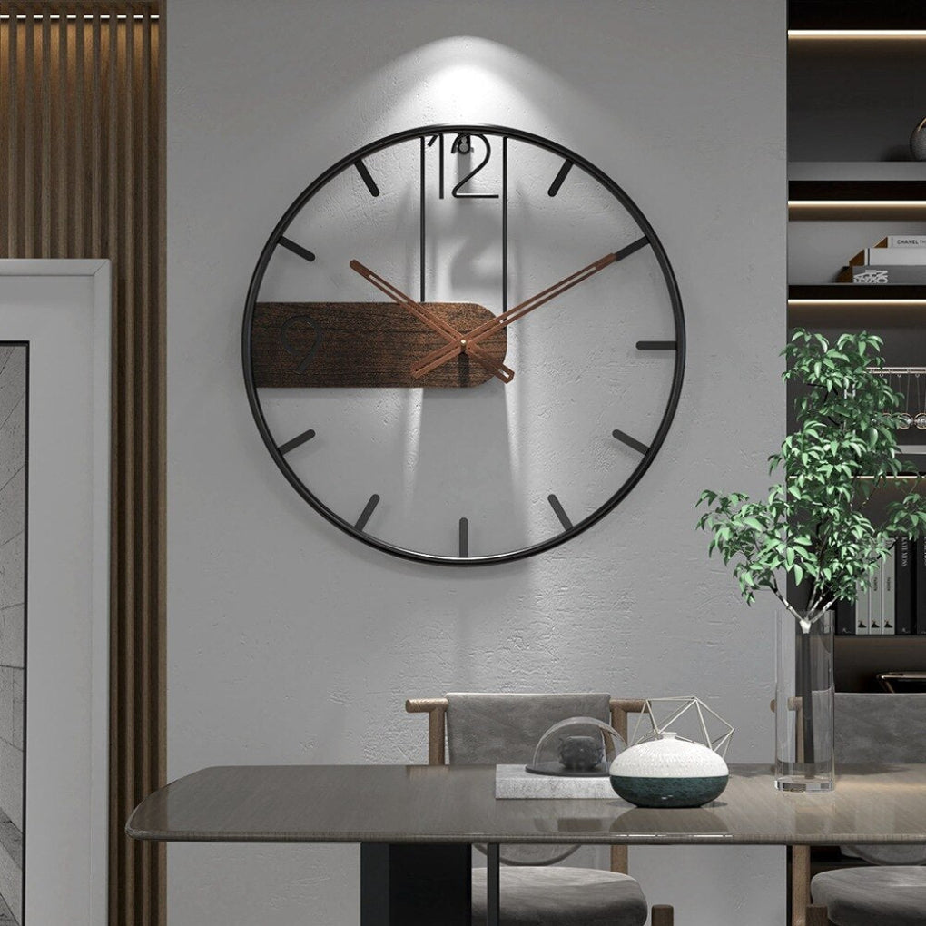 Moderne Wanduhr aus Stahl und Walnuss