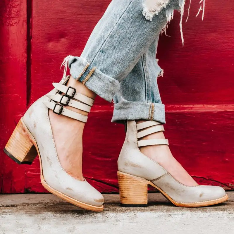 Vintage-Pumps mit Knöchelriemen und Blockabsatz