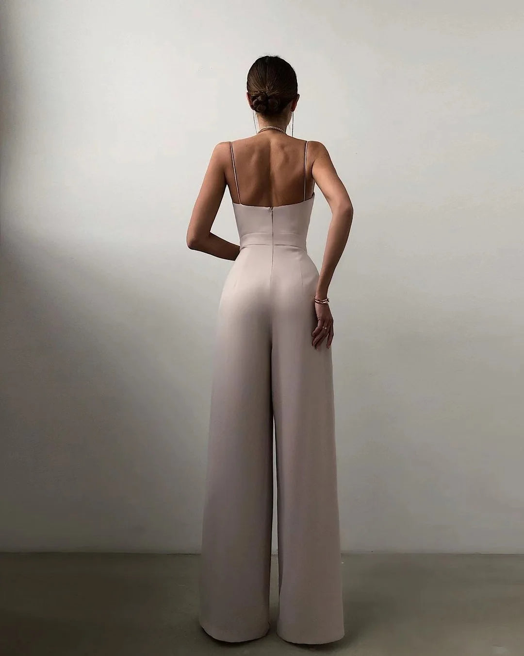 Ärmelloser Jumpsuit mit hoher Taille und weiten Beinen