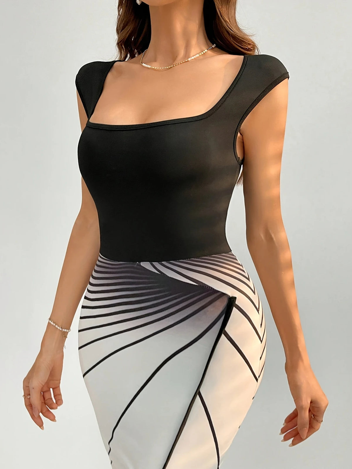Ärmelloses Kleid – Quadratischer Ausschnitt, Schwarz-Weiß, geometrisches Colorblock-Design, elegantes