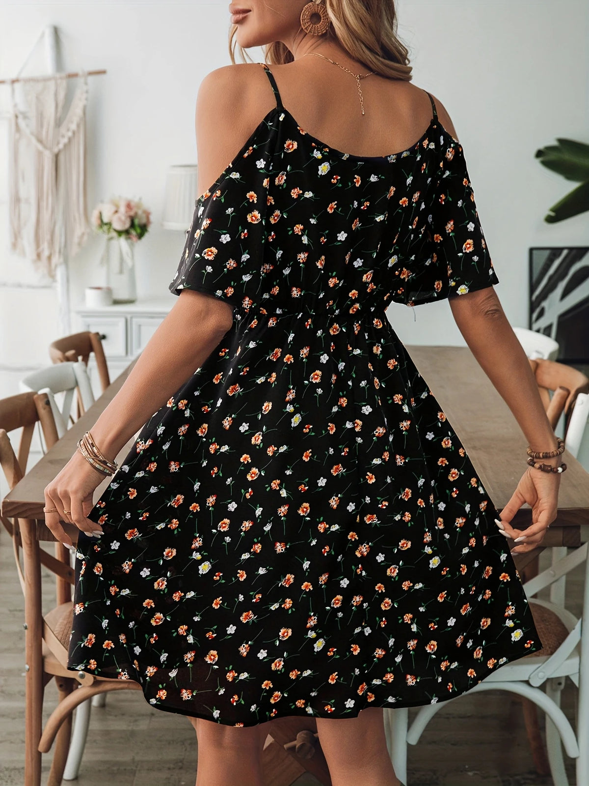 Schwarzes Schulterfrei Blumenkleid Farbige Einzelheiten für Sommer