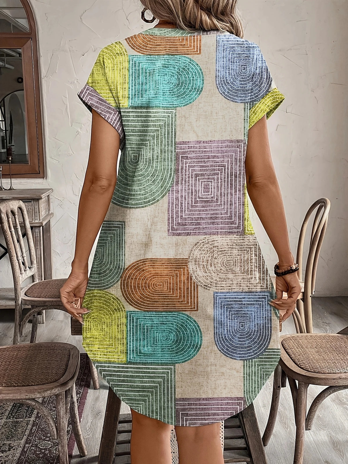 V-Ausschnitt Kleid mit Knöpfen und geometrischem Muster figurbetontes Midi-Kleid