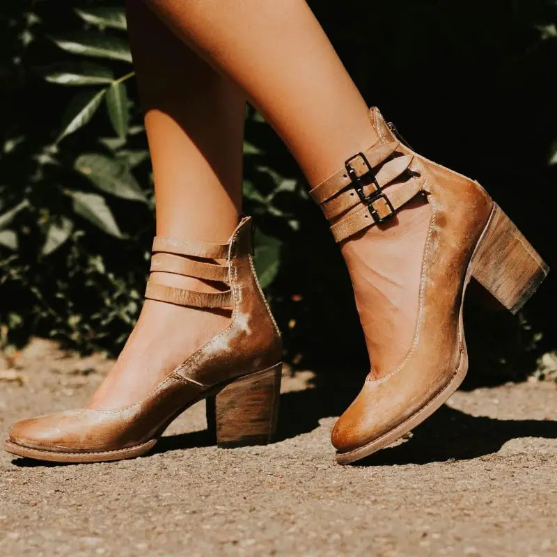 Vintage-Pumps mit Knöchelriemen und Blockabsatz